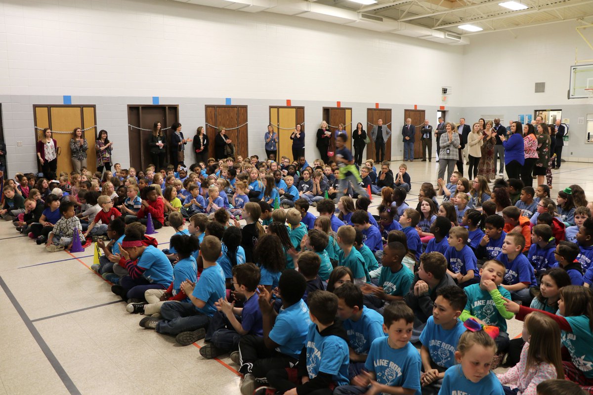 pbschools's tweet image. .@LakeRdRocks hosts its inaugural Blue Ribbon Showcase: poplarbluffschools.net/news/latest_he… #lakeroadrocks @NatlBlueRibbon