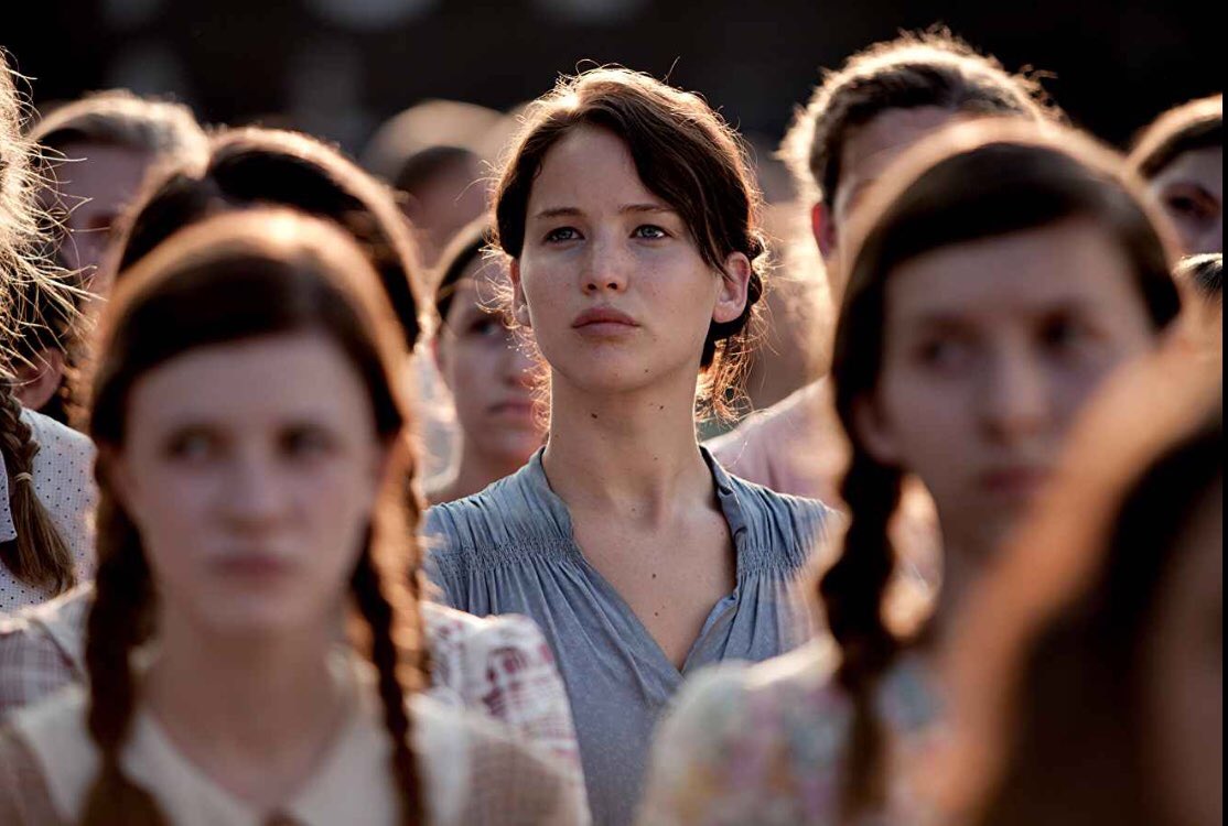 BenjatimButton's tweet photo. The Hunger Games (10/10)

โลกดิสโทเปียสะท้อนความระยำของเผด็จการ นำมาสู่ความน่าอนาถของจริยธรรมมนุษย์ ‘แคตนิส’ จึงเป็นตัวแทนของ ‘อิสรภาพ’ ที่พร้อมจะทำลายกรอบของรัฐ ผ่านมากว่า 9 ปี แต่เมสเสจของหนังยังคงร่วมสมัย และคิดว่าจะหยิบมาดูตอนไหน ก็สะท้อนกลับมายังโลกที่สามได้เสมอ #MovieTwit https://t.co/LjViWhJmGb