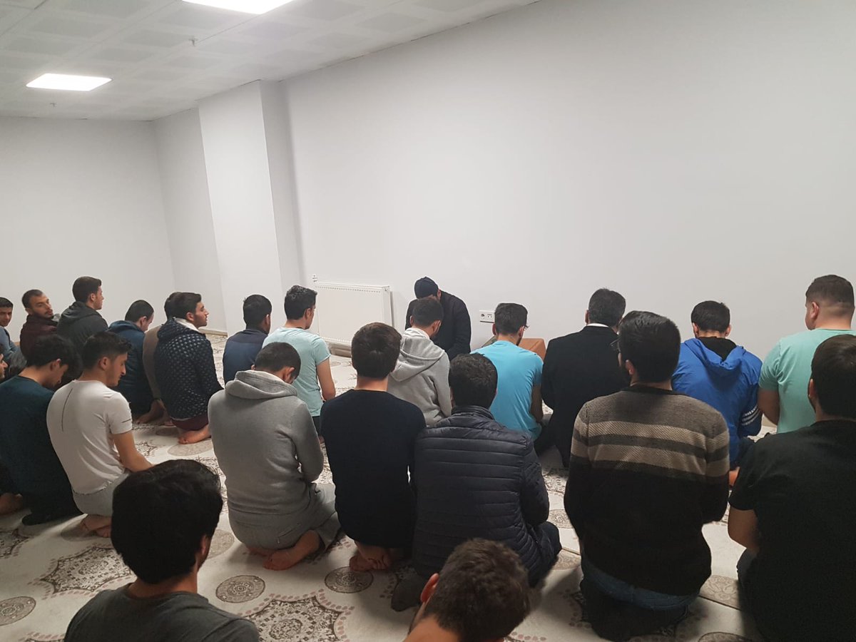 MusKYGM's tweet photo. Bakiler sevgiler adına nice dilekler vardır. Ölümü bile ayırır saymayan gönüller vardır. Mesafeler araya set çekmişse ne çıkar, dualarda birleşen gönüller vardır.
Danişmend Gazi Yurdumuzda Diyanet Personelleri tarafından sevgili öğrencilerimize Miraç Kandili programı düzenlendi. https://t.co/iAGWBjqwnh