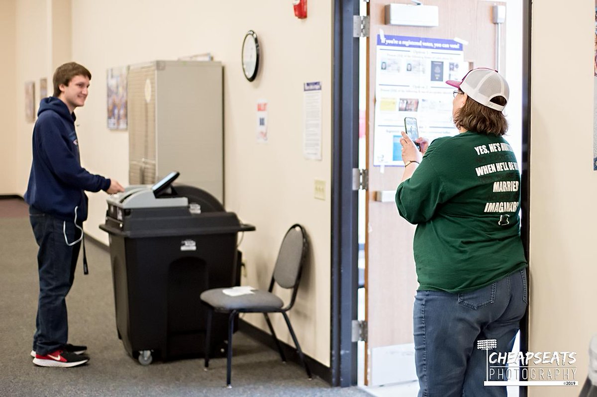 CheapSeatsPhoto's tweet photo. Cool moment! Captured history this AM while on assignment for the Leader #FoxHS Sr Jack Vilchis voting for the 1st time in his life! Mama @HeatherVilchis was very proud! @FoxC6Schools @rsherp @Fox_Bands @fox_warrior @FoxC6Secondary @rsherp @FoxC6Super & yes, Its a #CelebSighting https://t.co/Ymls4e7Uf5
