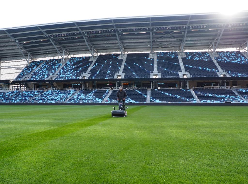 TheToroCompany's tweet image. Exciting day with our friends at @MNUFC for the ceremonial First Cut at Allianz Field. #MNUFC #GoLoons