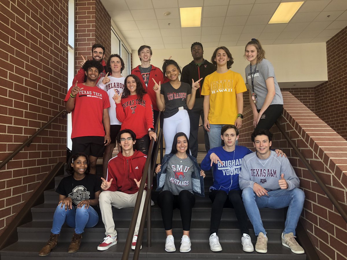 HeritageStuCo's tweet photo. Happy βTassel Tuesdayβ from our stuco seniors! #SouthernElegance #DoingB19Things https://t.co/9rJagjeiG1