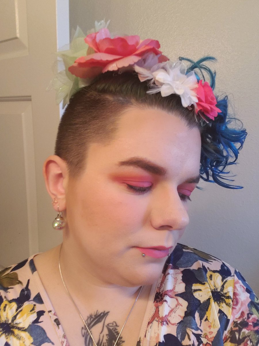 goatdadjaxx's tweet photo. I wanna be your garden deity, let me be your spring time lover~ #makeup #queersoftwitter #nonbinarybeauty https://t.co/AJw5e02vE1