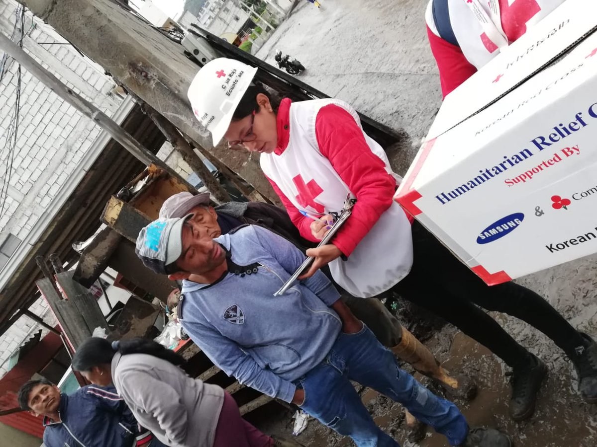 IFRC_es's tweet photo. La @cruzrojaecuador brindó atención pre hospitalaria, apoyo psicosocial, entregó ayuda humanitaria y realizó una evaluación de daños y análisis de necesidades con las familias afectadas por el aluvión que afecto el sector de #PinarAlto, norte de Quito. @CruzPichincha @istcre_EC https://t.co/XtqQ622L2Q