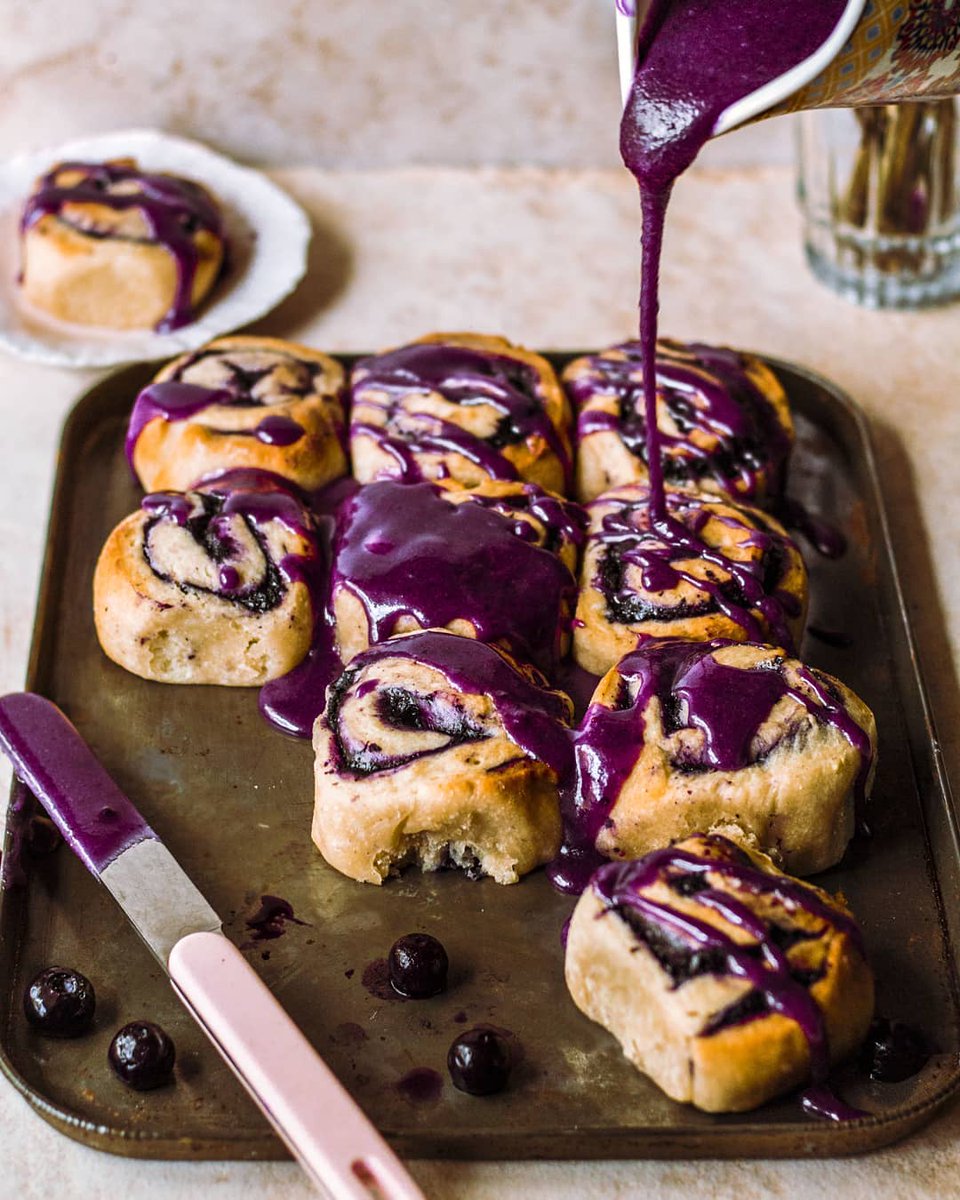 blueberries's tweet photo. Oh man, we think we might need to sit down and settle in before diving into these #Vegan #Blueberry Scrolls with Blueberry Glaze. Name a better dish to head into the weekend with. We’ll wait. 🙃 #Recipe by @rainbownourishments below! 👇 

https://t.co/qMyDobuMyt https://t.co/j2f168PckU