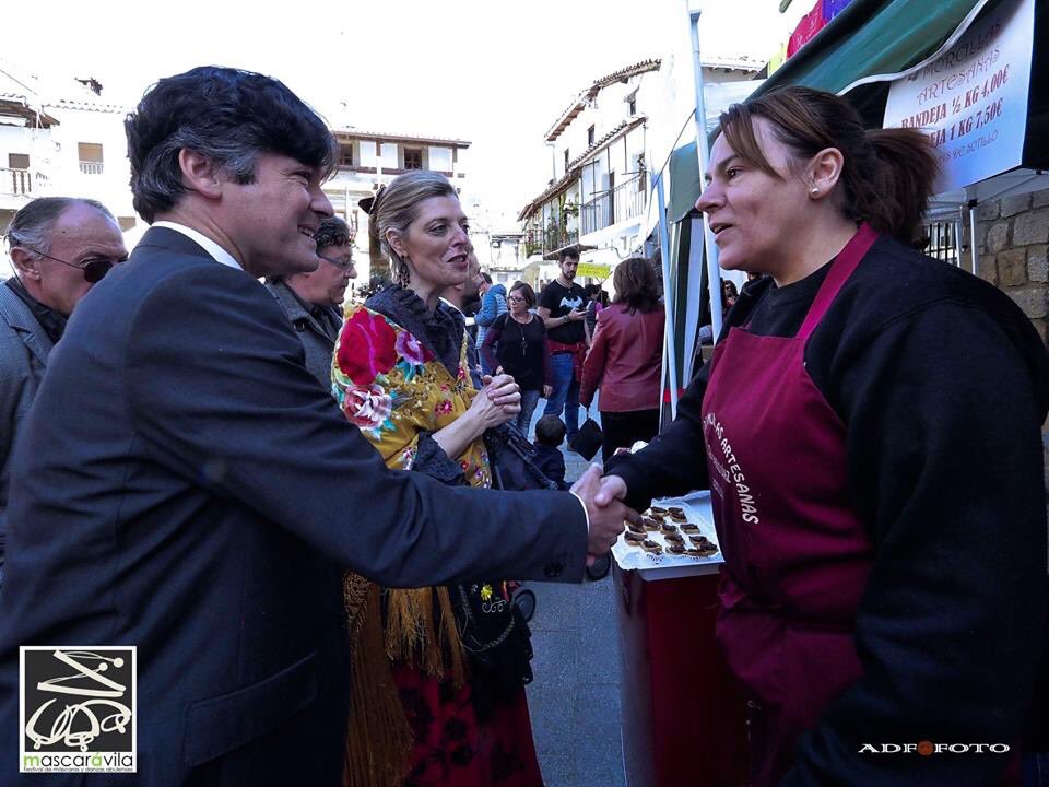 Mascaravila_Of's tweet photo. Continuamos con las fotos de la inauguración del Mercado de Artesania y #Productos de la Tierra en la V Edición de Mascaravila 2019 en #Piedralaves. 

📸 Fotógrafos oficiales de Mascarávila @Adffoto @PabloWada  #Gredos #ValledelTietar 

Galería completa https://t.co/6Dg3OgESWE https://t.co/MDX7FiFDmS