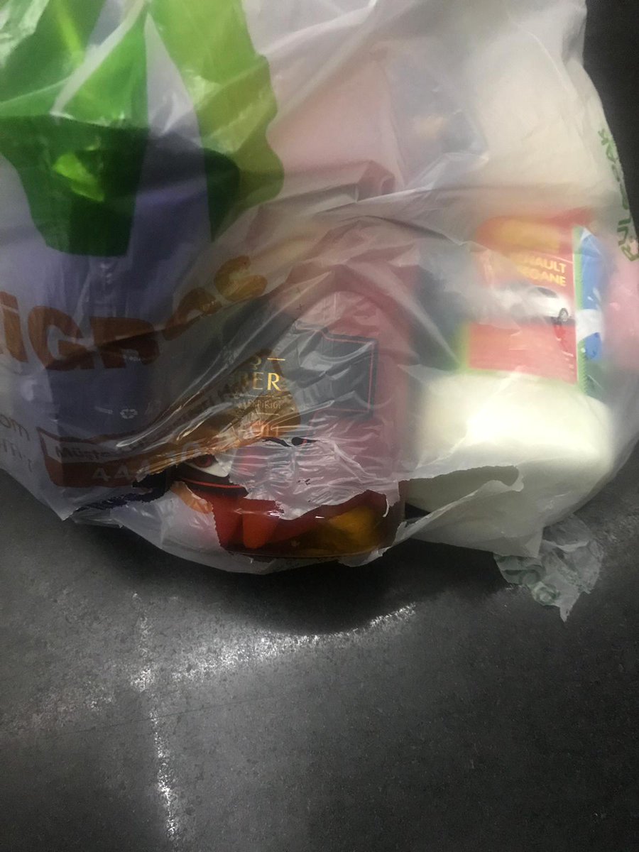 Migrostan yüzlerce liralık alışveriş yaparsın üzerine 4 5 poşet parasıda verirsin hadi herşey iyi hoş ta poşetleri bari kaliteli verseniz de aldığımız ürünleri kırılmadan eve getirebilsek....<a href="/Migros_Turkiye/">Migros Türkiye</a> <a href="/sikayetblog/">Tüketici Şikayeti</a>