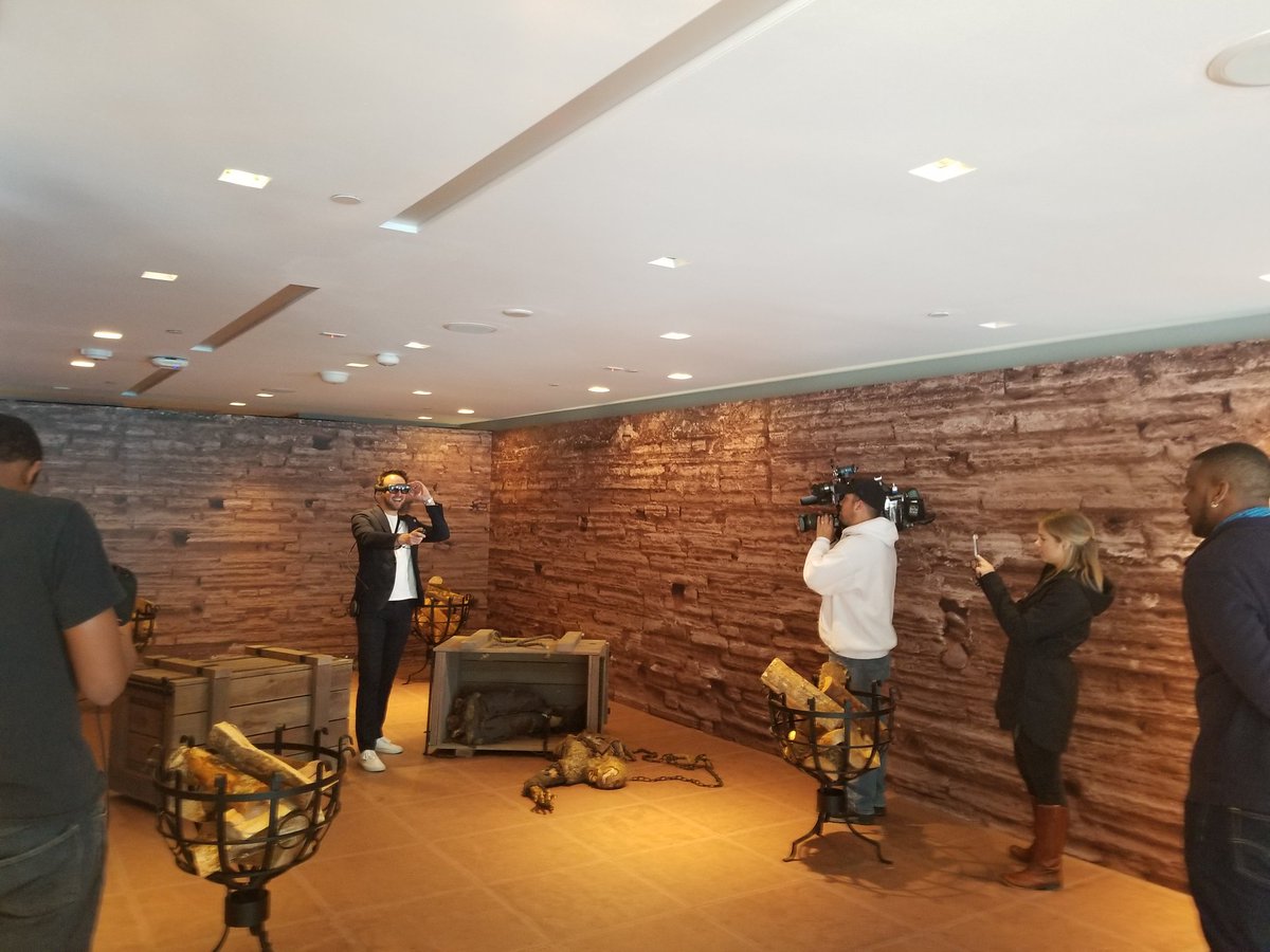 KarenTwomeyV's tweet photo. Thanks @NBC10Boston for checking out our awesome @magicleap  Game of Thrones experience at AT&amp;T Boylston St. #GOTatt
#directv #ATTbostonFlagship https://t.co/wz7ouIcHAS