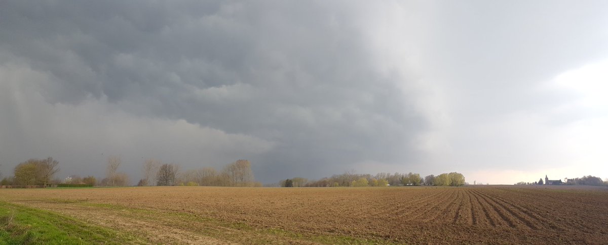 tidesmet's tweet photo. Er hangt iets in de lucht boven Sint-Antelinks #vrtweer #viewfromsteenhuizewijnhuize https://t.co/qlfRuwlxKq