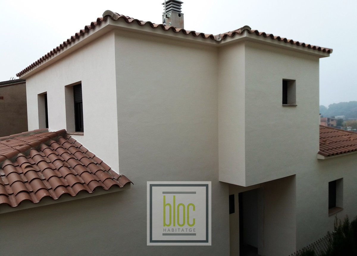 blochabitatge's tweet photo. Coberta de teula #pertotalavida
#teulaàrab #cobertadeteula #obranova #construcció #promoció #casesgirona #girona #blochabitatge https://t.co/ikNWJu1UNB