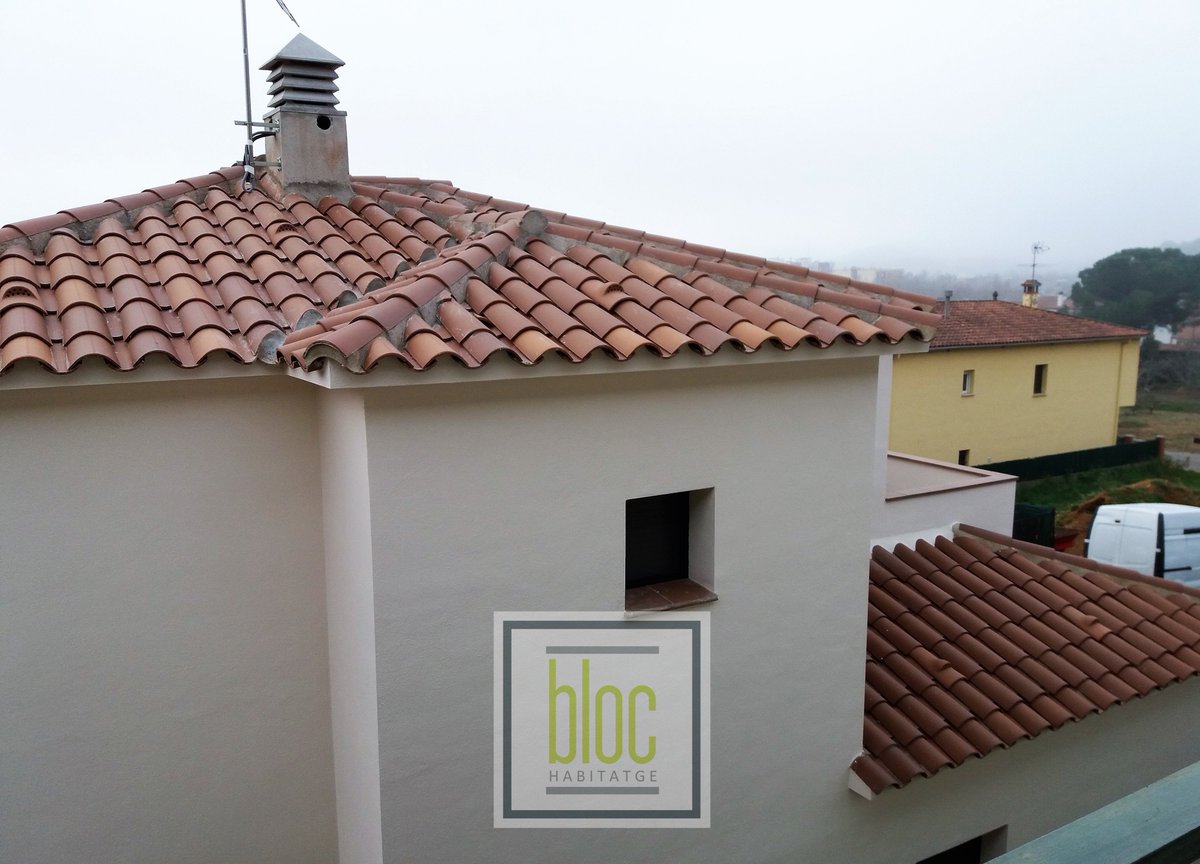 blochabitatge's tweet photo. Coberta de teula #pertotalavida
#teulaàrab #cobertadeteula #obranova #construcció #promoció #casesgirona #girona #blochabitatge https://t.co/ikNWJu1UNB
