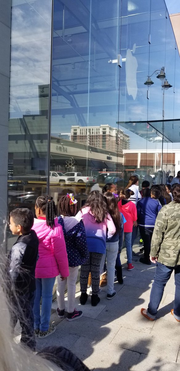 SokolikKatie's tweet image. @PetroskyPirates are lined up and ready for their #Applecoding experience! @AliefTech #AliefatApple #AliefCodes