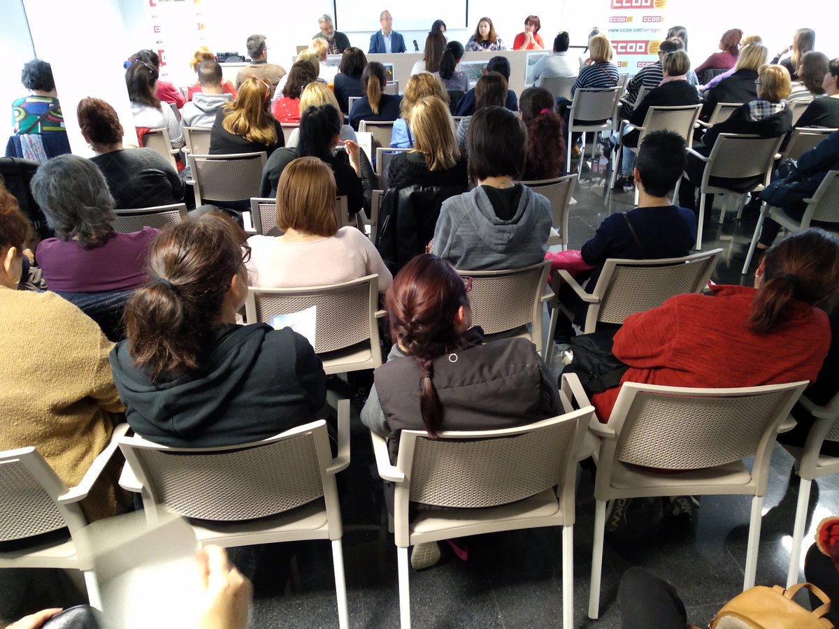 Angel9deJunio's tweet photo. Más de un centenar de personas se reunen en @vila_seca para escuchar los testimonios de las camareras de pisos de la #CostaDaurada. Lleno absoluto. #éxito.
@EstherRodrigz @ccooPisosyLavPA
@ccoo_serveiscat @serviciosccoo @ccoocatalunya @CCOOTarragona @tac12_tv #FemCCOO https://t.co/TnRYTkhuLj