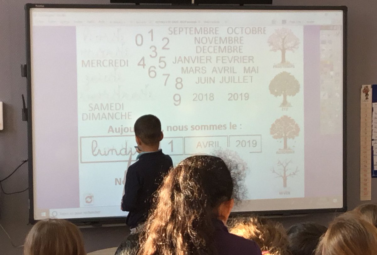 ErunReimsOuest's tweet photo. Une matinée complètement #forumatice à l'EM Zola (Reims) : usages du TBI pour les rituels mais aussi un défi autour du tri d'animaux : identifier le critère du tri (lieu de vie, phonème commun...) préparé avec la fonction "conteneur" du logiciel de TBI. https://t.co/Hja4Krs9uL