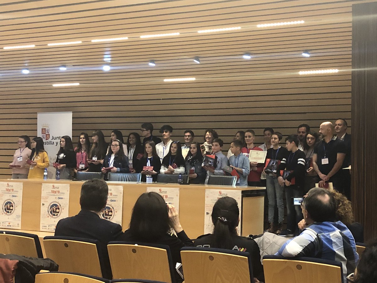 CFIELeonTIC's tweet photo. Recogida de premios y clausura de la Jornada TICyL19. #SECONTIC @CFIEdeLeon Enhorabuena al centro de Toral de los Vados (León). https://t.co/qmcvnozyyQ