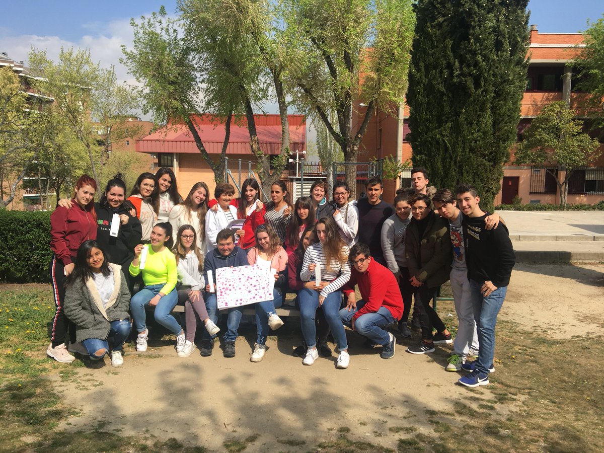 LasMusas_Actua's tweet photo. El alumnado de 1º B de Laboratorio ha dedicado su práctica de cromatografía al Día Mundial del Autismo. ¡Un alumnado genial!
👏🏻👏🏻👏🏻
#DiaMundialAutismo
#IESLasMusas https://t.co/O8NpObWtJA