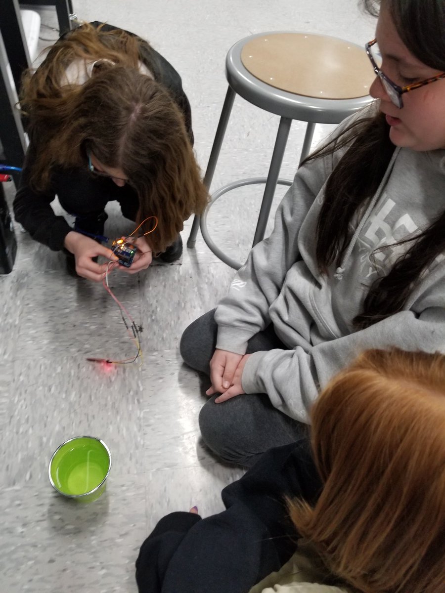 SDMS_VWeLab's tweet image. Design challenge - Solve any problem you face day to day. This group - I forget to fill up my pets water bowl. Their (in progress) solution, a sensor that would light up to show the bowl is empty. They have made it so far in just 2 days! Altering code, wiring, ..
@VWeLabs