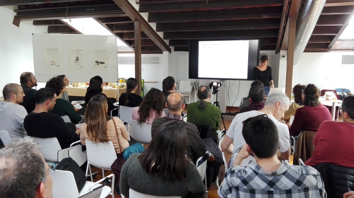 transitant_fP's tweet photo. La @mogams de @femprocomuns presenta què farem a la sessió La Comunificadora punt i seguit i situa el context de l'economia del #procomu https://t.co/VR5c0vTxW8
