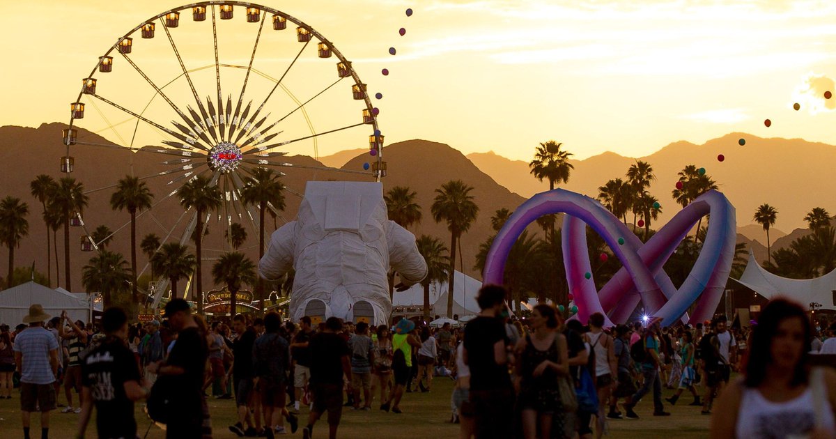 CDCoachella's tweet photo. #Coachella celebrates its 20th anniversary this year. Look back at the festival in photos - https://t.co/bsuknmpaVw https://t.co/Wm8mfN3tAP