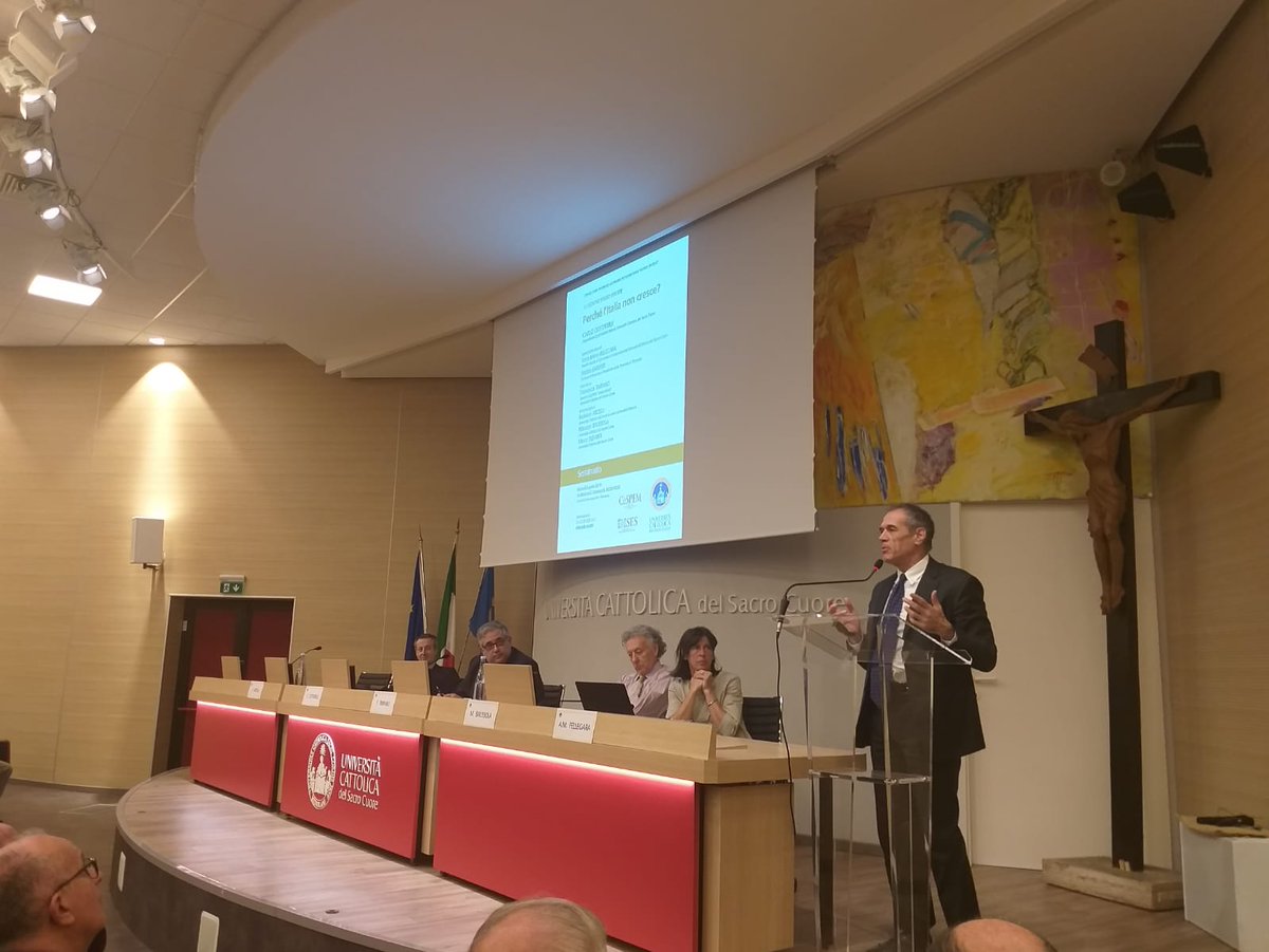 Unicatt's tweet photo. #Piacenza Perché l'Italia non cresce? L'intervento di @CottarelliCPI in #Unicatt per la "XV Lezione Mario Arcelli" 👉🏾 https://t.co/0yIAmPAdHJ #2aprile #CeSPEM https://t.co/w4F7RnS5Pq