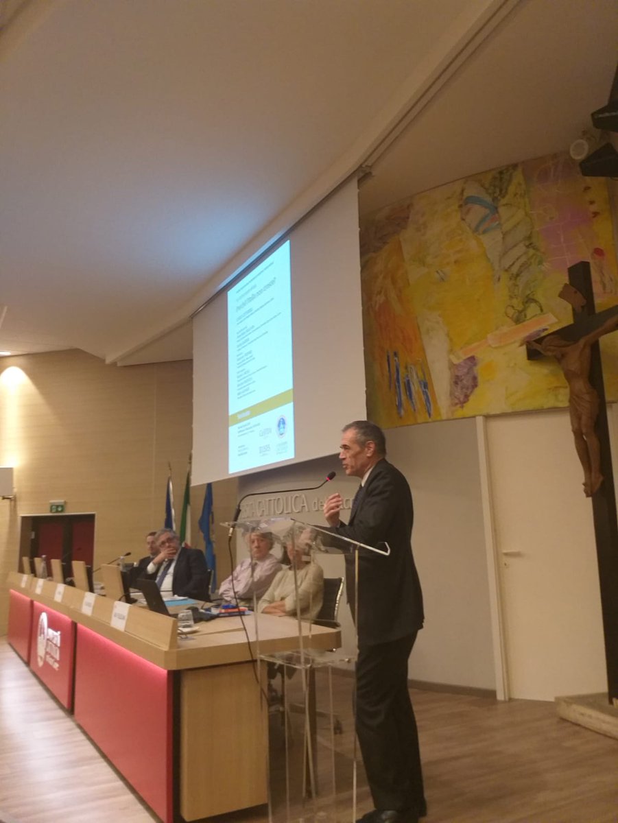 Unicatt's tweet photo. #Piacenza Perché l'Italia non cresce? L'intervento di @CottarelliCPI in #Unicatt per la "XV Lezione Mario Arcelli" 👉🏾 https://t.co/0yIAmPAdHJ #2aprile #CeSPEM https://t.co/w4F7RnS5Pq