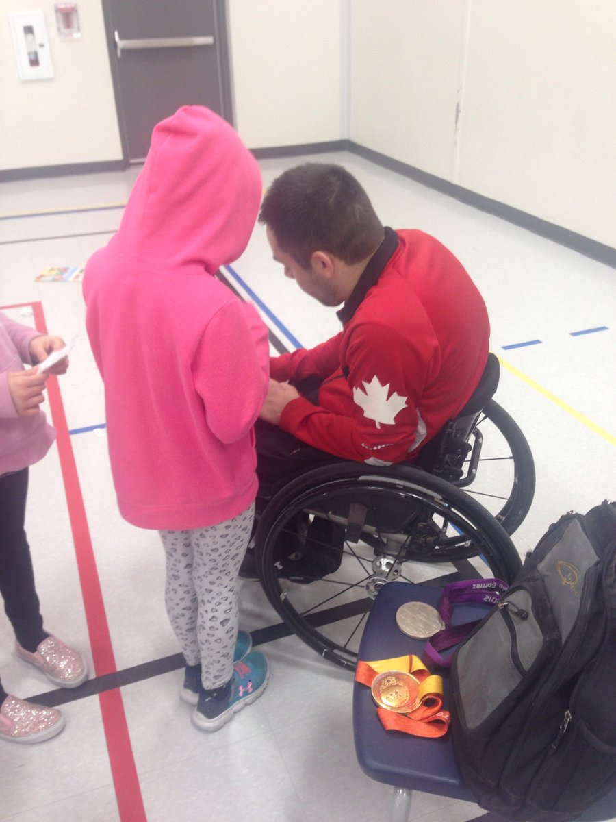 NatouSirois's tweet photo. La file est longue pour obtenir l'autographe du médaillé d'argent aux Jeux Paralympiques pour le rugby! ⁦@Ottawacepeo⁩ #équitéCEPEO #collabCEPEO https://t.co/1f7fDBc2Z9