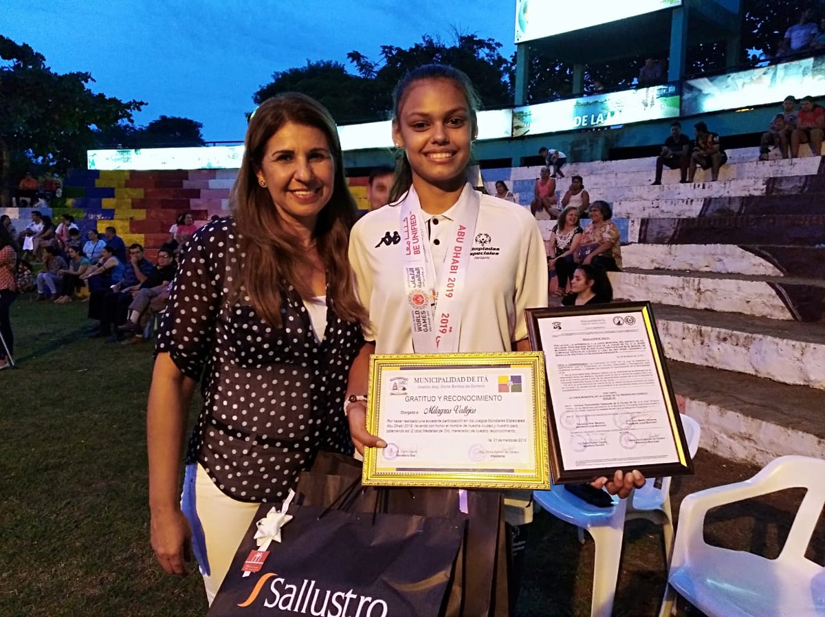 oep_paraguay's tweet photo. 🏅La Municipalidad de Itá distinguió a la atleta mundialista Milagro Vallejos, como ciudadana ilustre de la ciudad del cántaro y la miel.
Recibió este reconocimiento de manos de la Sra. Gloria Benítez de Cantero, Intendente de dicha localidad.
¡FELICIDADES MILI! 😍🇵🇾 #TeamMbarete https://t.co/RxzhaxLWFB