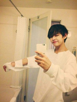 taebokkiii's tweet photo. Remember when taehyung used to cut his clothes just to style 'em, look at him now he's a walking gucci store.. the glo up ✨

#PersonaPhotos @BTS_twt https://t.co/LPSBtt9nH8