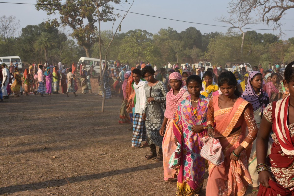 ऐसे समय में जब हर जगह आदिवासियों की परंपराओें व आस्था पर मुख्यधारा के संगठित धर्मो का चौतरफा हमला है, छत्तीसगढ़ में गोंड आदिवासी अपने इलाकों में पेन करसाड़ मना रहे हैं। उनकी आस्था के अनुसार पेन, पूर्वजों की आत्माओं का समूह है जिसमें एक गोत्र के सभी वंशज मृत्यु के बाद जा मिलते हैं