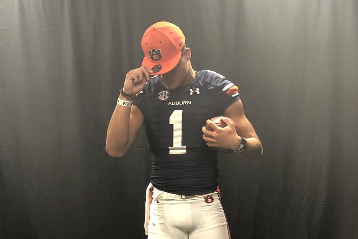 TheVOCFB's tweet image. There's a Favorite. 

Talking #Auburn spring football with Vernon Speaks Sports. @AuburnFootball 

youtube.com/watch?v=20QG60…

Courtesy: College &amp;amp; Magnolia