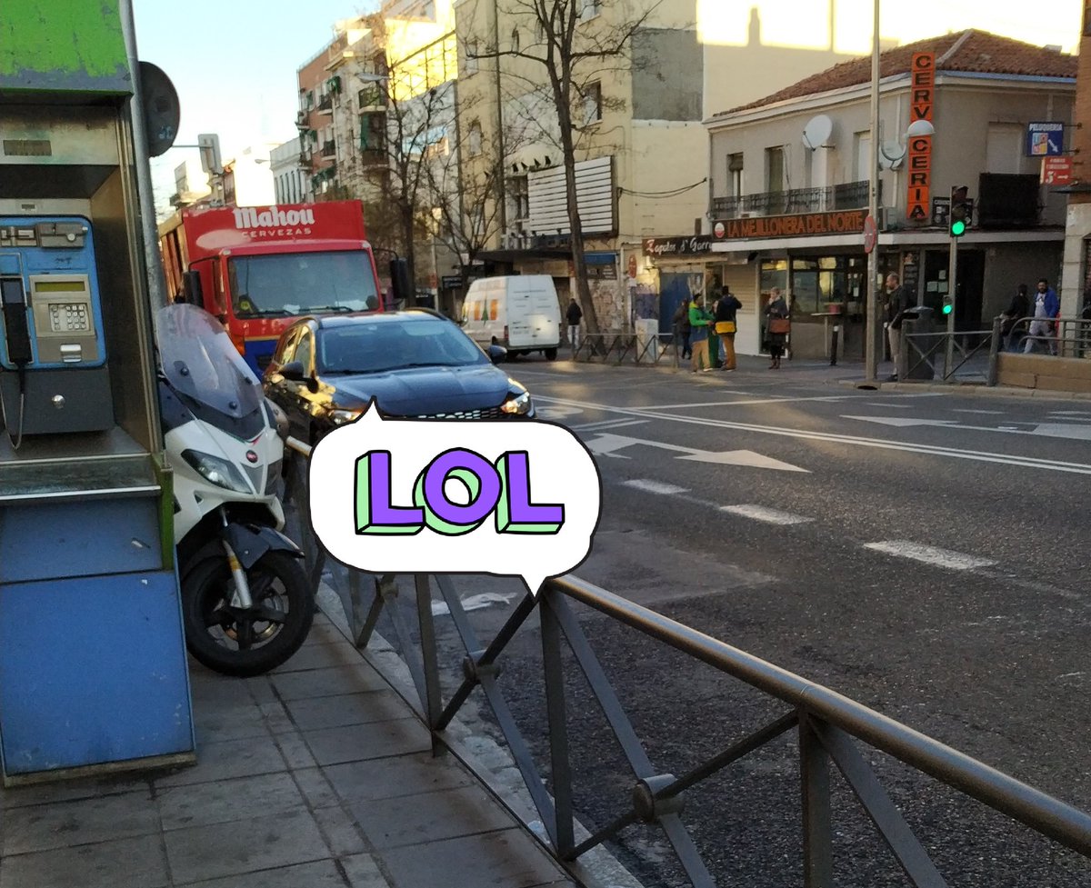 Beatrizesc1's tweet photo. Mi empresa me obliga a usar #cabify. Esto que veis en la foto me pasó....carril bus/taxi y me indico que saltará, además, que abriera yo el maletero para guardar la maleta. Un coche Fiat, más bien sucio y un conductor apestando a tabaco, maleducado y sin saber por dónde se metia https://t.co/bbS2PN4I6a