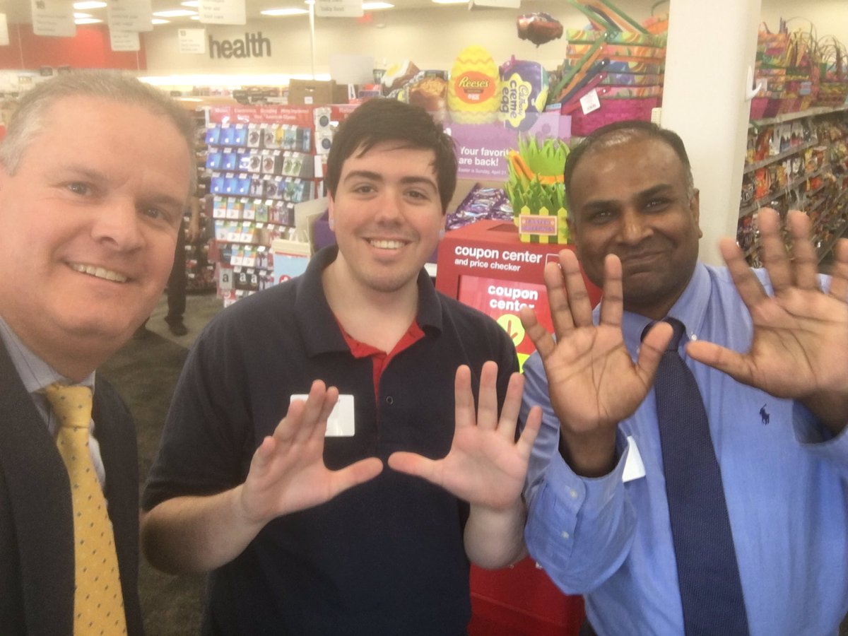ScottMcElfresh1's tweet photo. Congrats Eric!! 343’s front store “MCC” (MyCustomer Champ) for March!! #TerrificTuesday #CVSelfie https://t.co/nuCPCijvVx