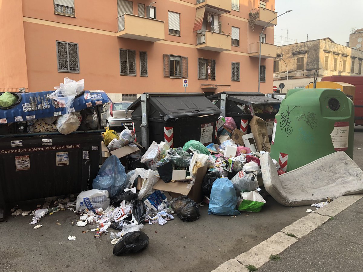 Skalk81's tweet photo. @virginiaraggi @Roma E intanto nella “periferia” stamo così! #nellamerda https://t.co/MdfYJ0O3I3