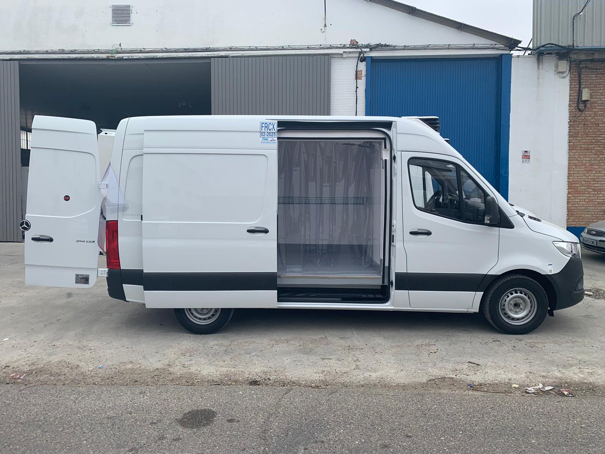 Ttsur3's tweet photo. Feliz martes!! Trabajo terminado, revestimiento frigorífico multitemperatura, protecciones de acero inox puerta lateral, banda de amarre, cortina lamas, instalación de termógrafo y con equipo de frio.🚛🚛🚛👍👍muchas gracias por confiar en nosotros. https://t.co/a87vmitu1P
