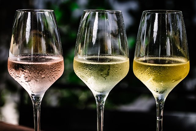 SonestaPhilly's tweet photo. In celebration of @Phlwineweek, sip ArtBar’s $15 wine flight with three 3oz glasses. The full wine list is available with the choices of red, white and sparkling wines. Available during April 1st - 7th! #phillywineweek #PhillyFood #PHL https://t.co/HVSEDQ8OCX