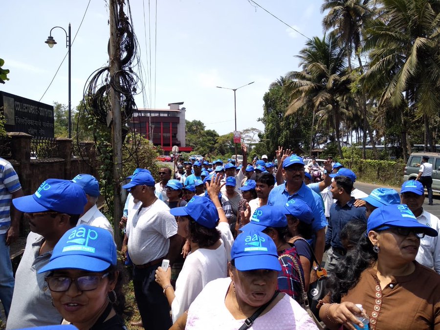 Today Elvis Gomes walked with our volunteers towards the Collectorate to file his nomination.
Sea of Blue; the #AAPWave has begun. 

#AAP #Goa #TheMarch #PeoplesParty #YouVoteYourVoice #VoteForChange #VotwWisely #RiseOfTheAamAadmi #LetsComeTogether #CleanPolitics #Jhadu