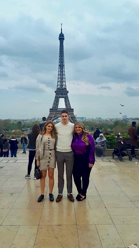 Langfordjofr's tweet photo. #PERSONALPIC | #JosephineLangford with #HeroFiennesTiffin and @imaginator1d in front of the Eiffel Tower in Paris
https://t.co/vbySYQO4E5 https://t.co/bAcOv3EgJQ
