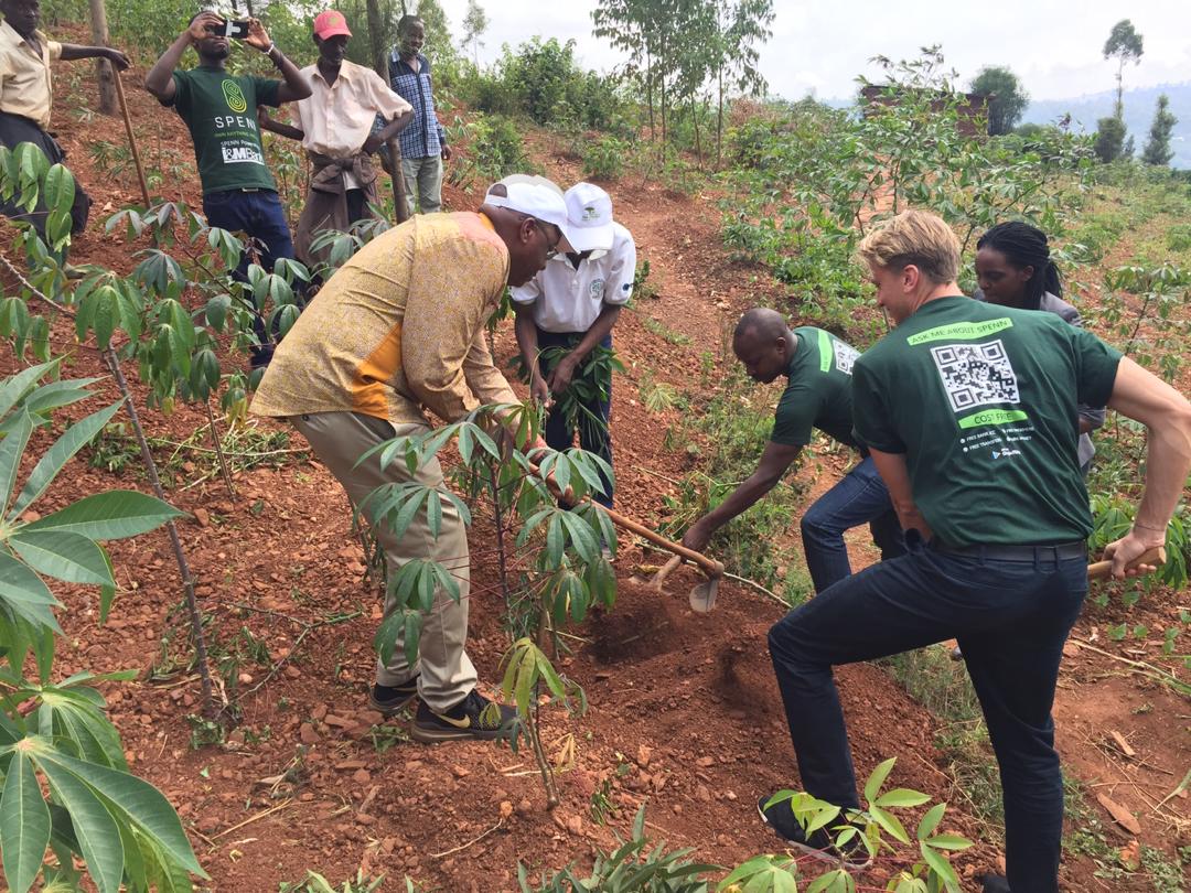 SPENN and Blockbonds personnel took part in the international Forest Day in Rwanda, planting trees to create awareness around the importance of all types of forests.  

Here is the CFO of Blockbonds, Mr. Staffan Herbst, planting trees in Rwanda.