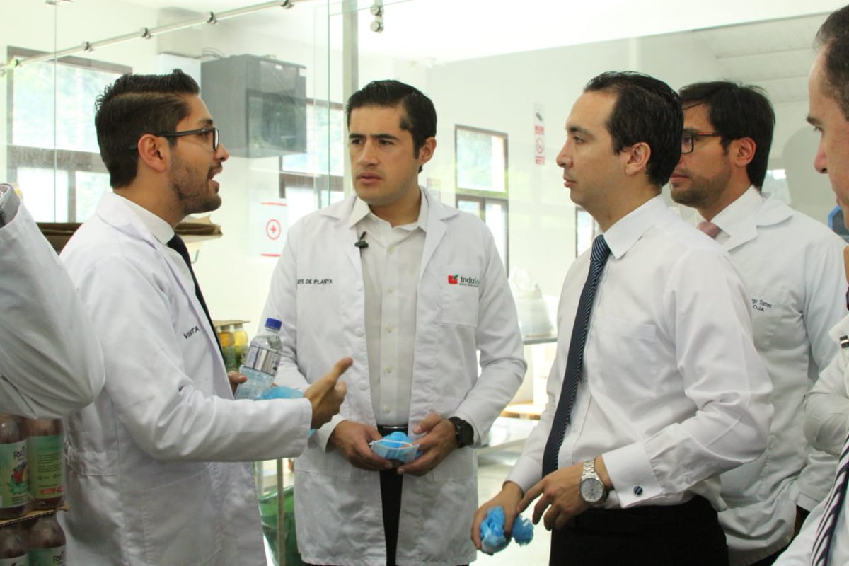 GoberLoja's tweet photo. VISITA | Ministro de @FinanzasEc, @RichardM_A, junto al Gobernador @eleduja, recorrieron la planta de producción #InduLoja, emprendimiento que moderniza el procesamiento y envasado de bebidas y dinamiza la economía local con la creación de nuevos espacios de empleo. https://t.co/n9k9WGekGR