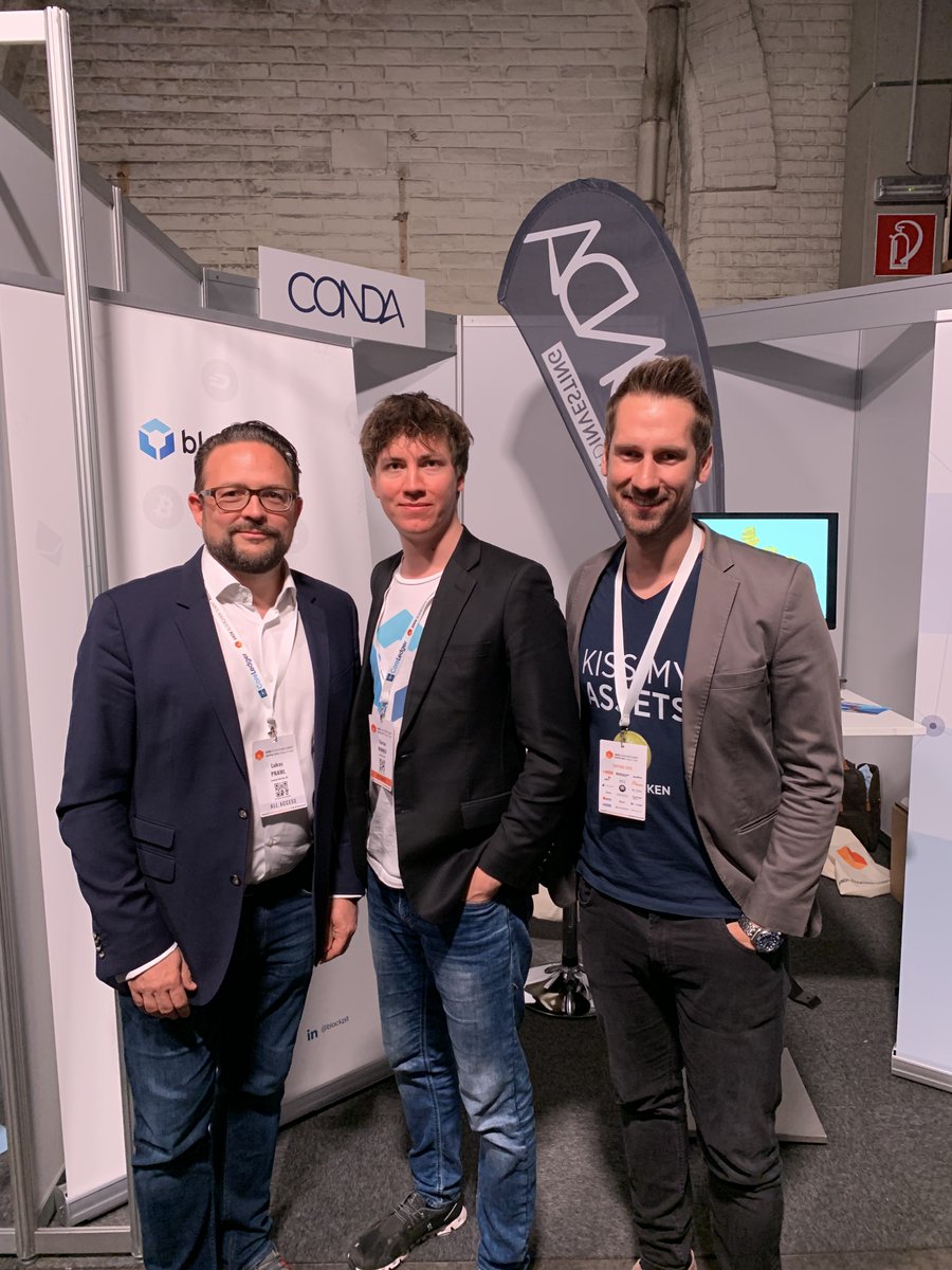 staatsdruckerei's tweet image. Wir sind am Anon Blockchain Summit unterwegs - Blockpit, Conda, cool euch hier zu sehen! Ganz besonders klass finden wir, dass es am Stand von House of Nakamoto einen Bankomaten gibt, mit dem man Bitcoins direkt auf unsere #chainlock Karte laden kann. 
#anon2k19