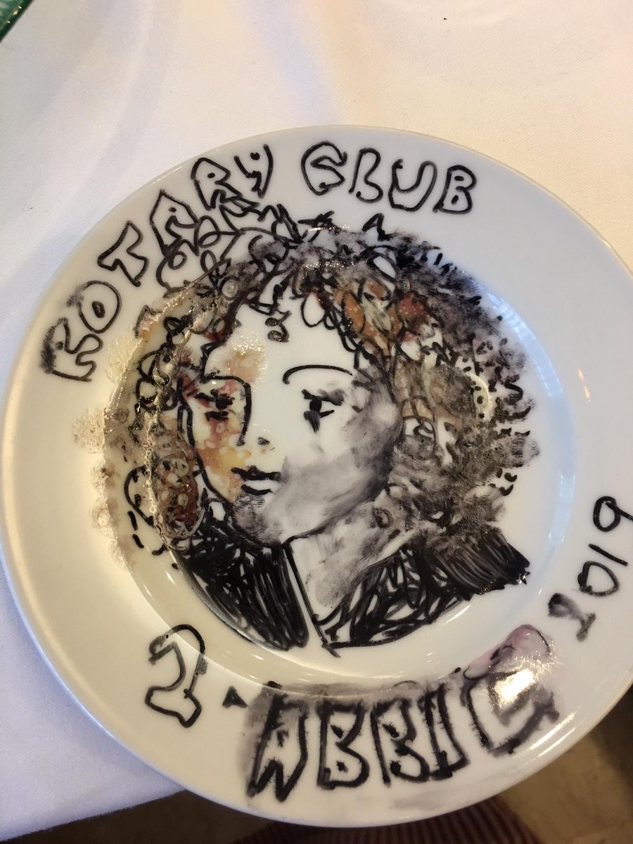 Interesante reunión con el #Rotary Club #Huelva . 
En nuestra ciudad hay mucha gente con inquietudes e ideas. Lo importante es escucharlos para poder solucionar mejor los problemas. 
Gracias a mi amigo Aramburu, por el dibujo en el plato.
#ReiniciemosHuelva