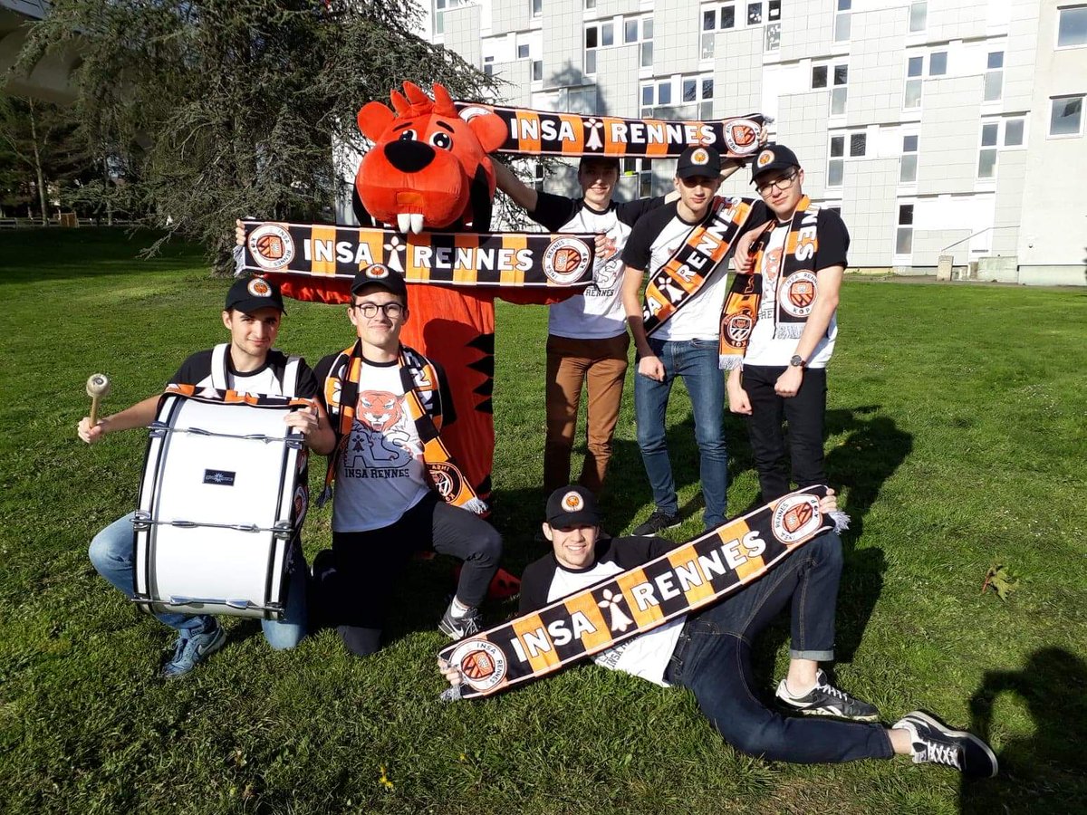 KopInsa's tweet photo. Après de longues semaines d'attente, on peut enfin vous annoncer... que les ÉCHARPES du KOP édition 2k19 sont arrivées ! Timing parfait pour le I5 ! On vous attend à la sortie du self tous les midis et soirs cette semaine ! 
(PS : elles sont plus quali que l'année dernière) https://t.co/C7mLVH6YHm