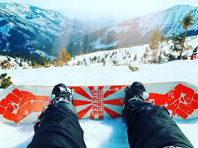 bradshaw_ben's tweet photo. Double fisting my way down a mountain 
#snowboarding #jasna #powderhunting #offpiste #slovakia https://t.co/t1QfNvpeAg https://t.co/HnFyRfTxpZ