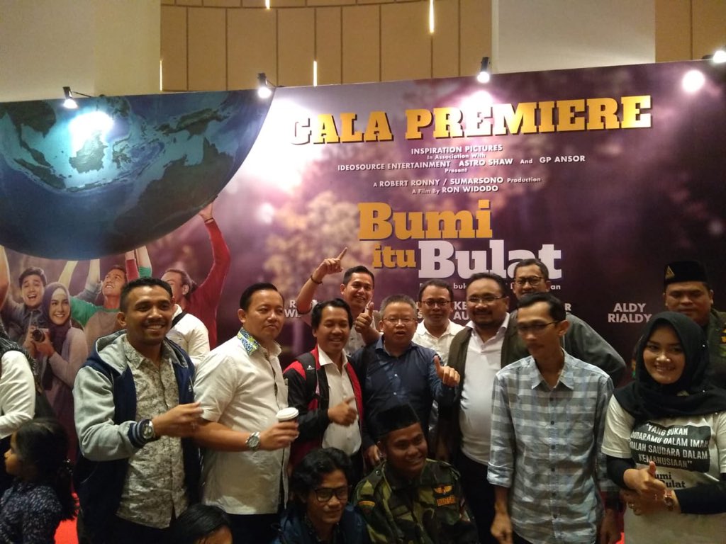 anonhackercf32's tweet photo. RT Official_Ansor: Ketua umum pimpinan pusat GP Ansor dan panglima tertinggi Banser Gus Yaqut &amp;  sekretaris jenderal PP GP Ansor Gus Adung  berserta pengurus pusat lainya  hadir dalam acara gala premiere film bumi itu bulat episentrum walk Kuningan Jakar… https://t.co/z5hecAa3xh