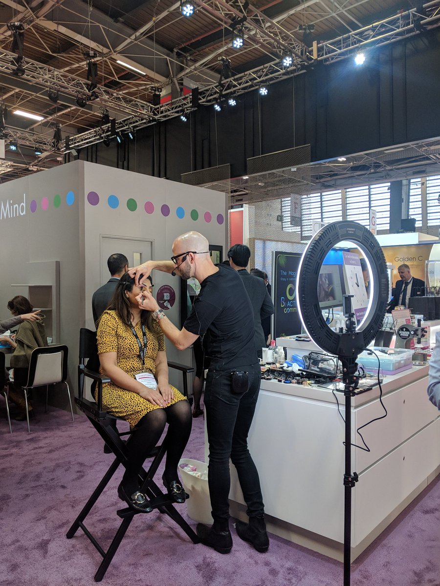 HeleneHine's tweet photo. Another of our interactive on stand demos in full swing #moonshine #effectpigments #incosGlobal #beautywithyouinmind https://t.co/sTs4FKEpPu