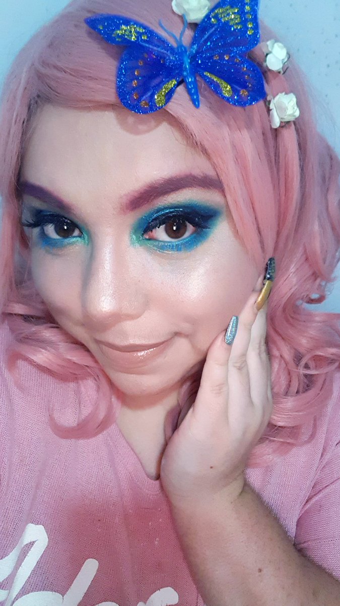 EllaLuvsJoonie's tweet photo. Spring Doll 🦋🌸
#MakeUp #Mua #Doll #PinkHair #BlueEyeshadow #SpringInspired #Spring #Norvina #ABHSpringRolls https://t.co/MzoIc3Xkyk