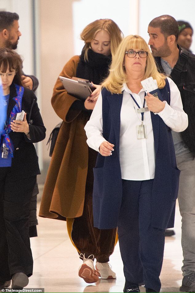FansClubArgent3's tweet photo. Mis plegarias han sido oidas 🙏 @adele fue vista en el aeropuerto JFK con una computadora en sus manos... Nuevo material? Te extrañamos, no nos hagas sufrir más @adele #adele #laurie #blue #adkins #adelelovers #adeleforever #adeleisback #adele2019 #adelefans #adelelove https://t.co/4NAaTUXI7Z