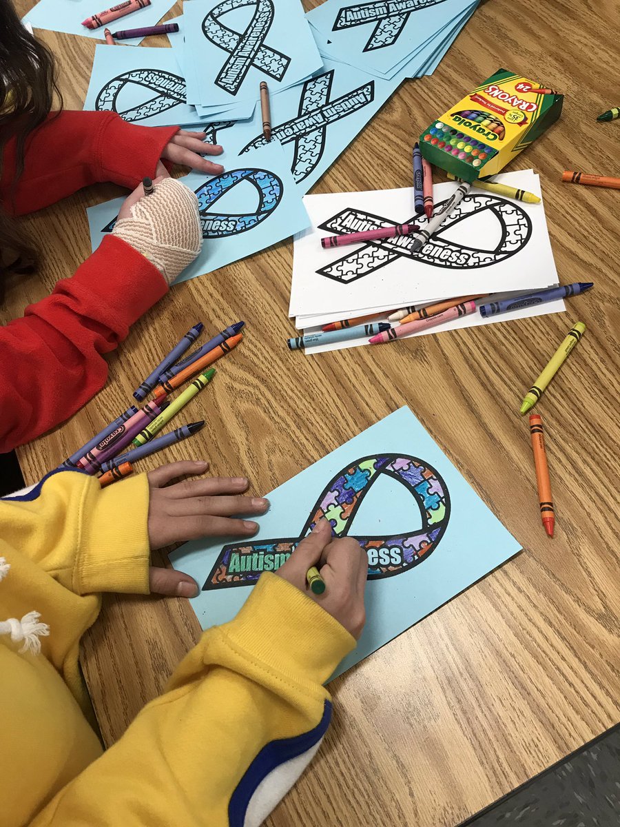 rhrimmel's tweet photo. @BAM_MS_Official Ss are loving this art break during lunch in support of Autism Awareness. #bam678 @mrsthiele https://t.co/UgIRB7SwXW