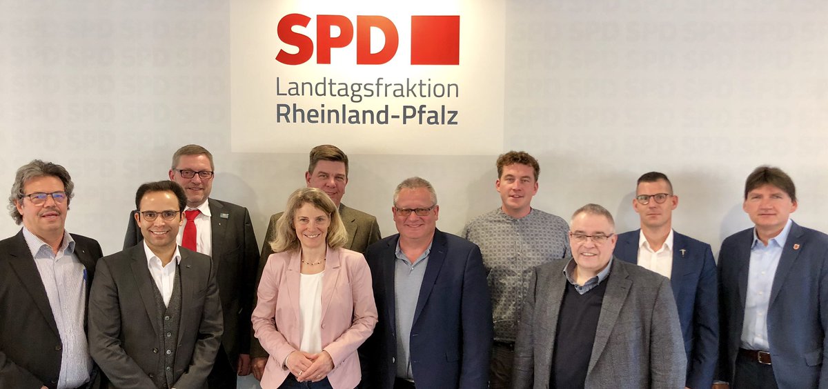 DachdeckerRLP's tweet photo. Der LIV im Gespräch mit dem AK-Wirtschaft der SPD-Landtagsfraktion RLP. Ein guter erster Austausch zu den Themen „Ausweitung von Berufsorientierungsmaßnahmen als Maßnahme zur Bekämpfung des Fachkräftemangels“ und zum Thema „Rückvermeisterung.“ #ZukunftDachdecker https://t.co/6TuaQYDR64