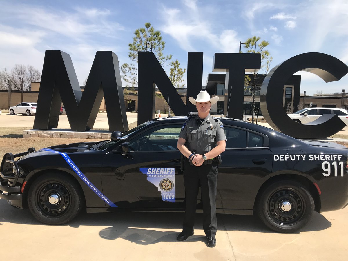 ClevCoSheriff's tweet image. #SupportYourLocalSheriff
We hope you like our new look! Check out School Resource supervisor, Deputy J. Aldrich at MNTC one of our partner schools.
#CCSOproud @MooreNormanTech